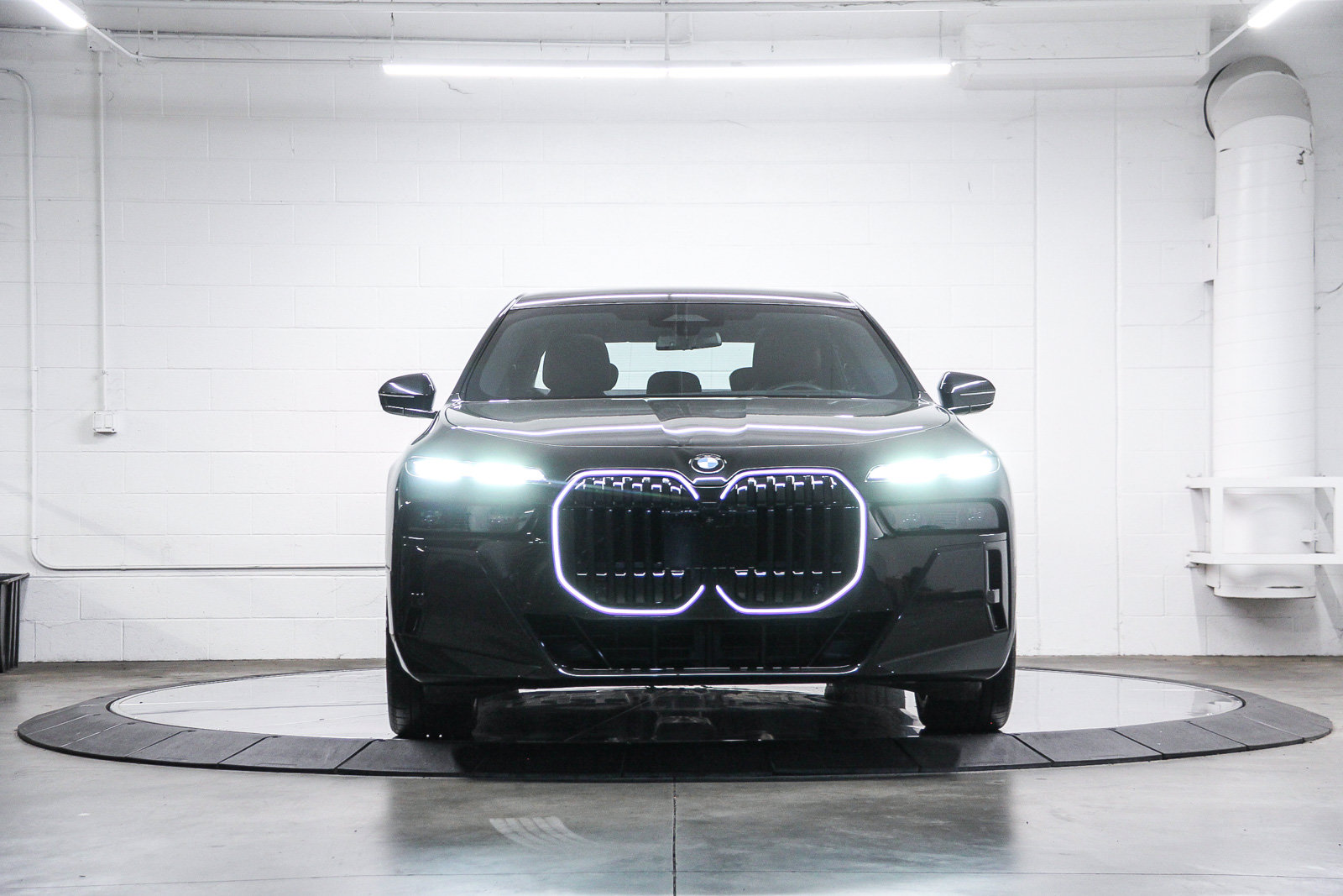 Certified 2024 BMW 760i xDrive w/ Executive Package AWD/4WD image 2