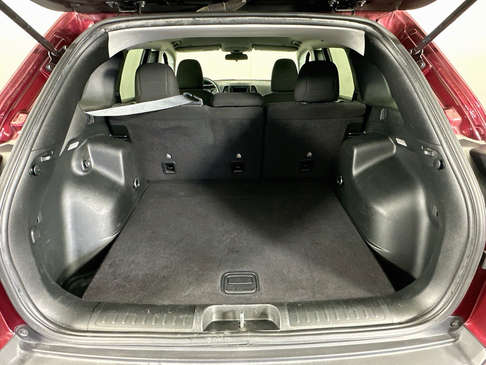 Used 2019 Jeep Cherokee Latitude w/ Popular Appearance Group FWD image 27