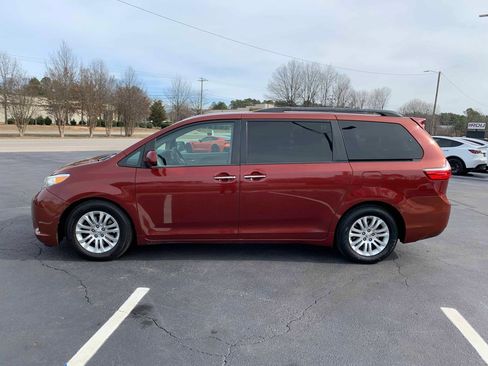 Used 2015 Toyota Sienna XLE image 10
