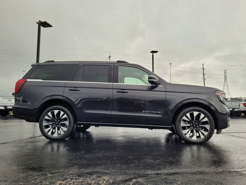 Used 2025 Ford Expedition Platinum w/ Driver's Package AWD/4WD image 2