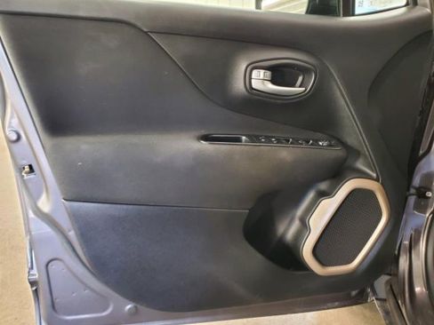 Used 2017 Jeep Renegade Latitude w/ Cold Weather Group AWD/4WD image 10