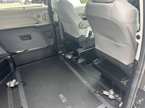 Used 2022 Toyota Sienna LE FWD image 6