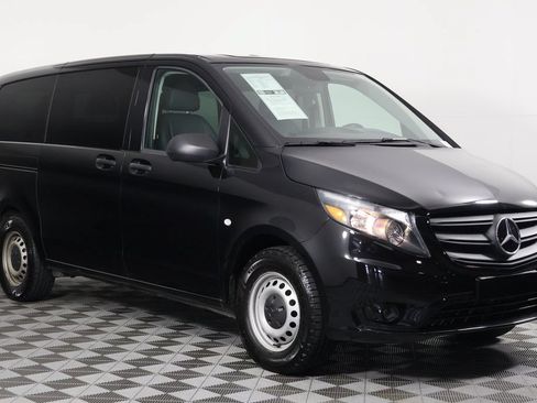 Used 2022 Mercedes-Benz Metris Passenger image 3