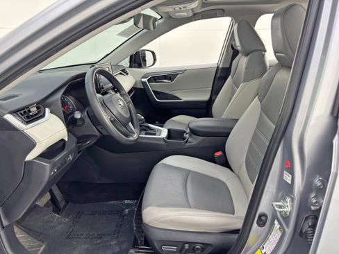 Used 2022 Toyota RAV4 XLE Premium image 16