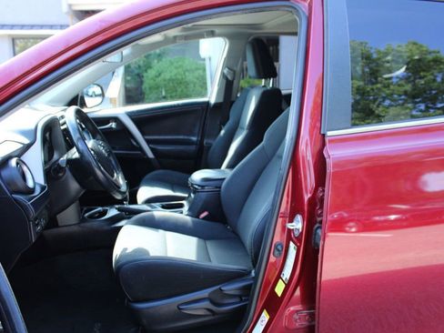 Used 2018 Toyota RAV4 XLE FWD image 12