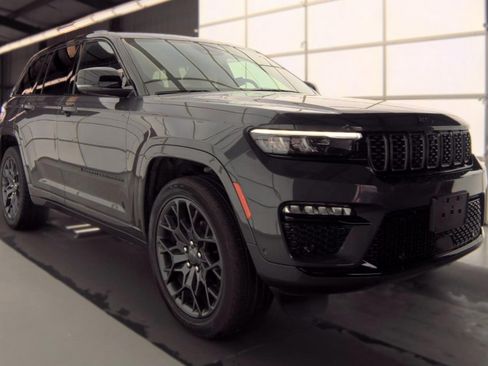 Used 2025 Jeep Grand Cherokee Summit w/ Obsidian Package AWD/4WD image 2