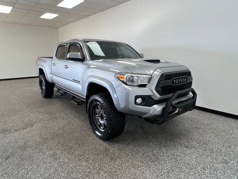 Used 2017 Toyota Tacoma TRD Sport image 17
