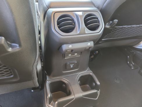 Used 2024 Jeep Wrangler Unlimited Rubicon w/ Technology Group image 13