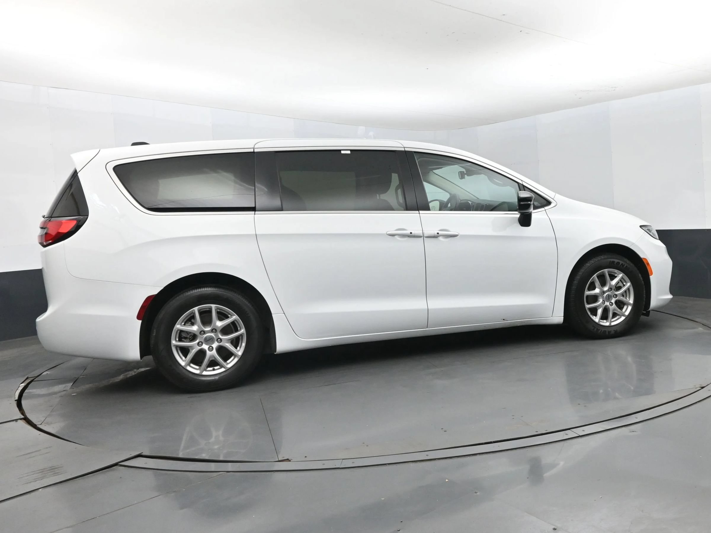 Used 2024 Chrysler Pacifica Touring-L FWD image 4