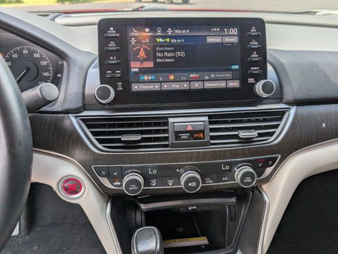 Used 2018 Honda Accord Touring image 17