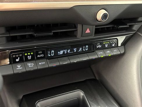 Used 2025 Toyota Crown AWD/4WD image 38