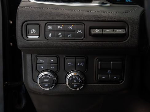 Used 2024 GMC Yukon Denali w/ Denali Reserve Package AWD/4WD image 13