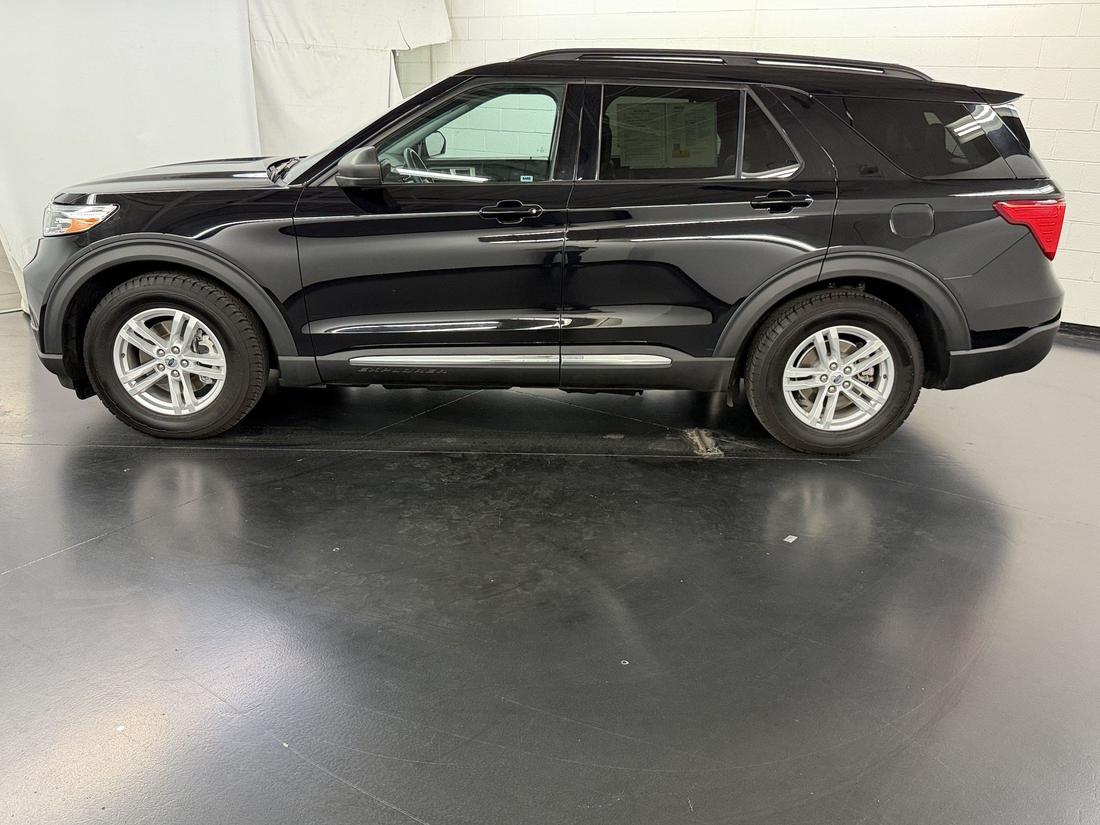 Used 2024 Ford Explorer XLT w/ Equipment Group 202A RWD image 2