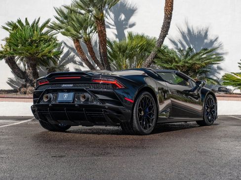 Used 2024 Lamborghini Huracan EVO image 3