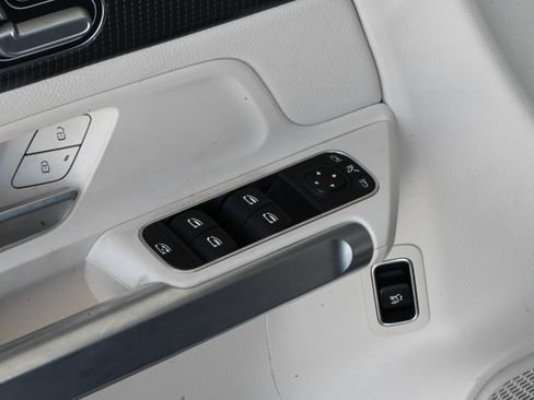 Used 2022 Mercedes-Benz GLB 250 4MATIC image 40