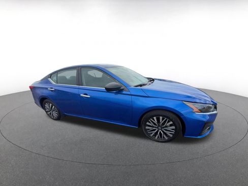 Used 2025 Nissan Altima 2.5 SV FWD image 2