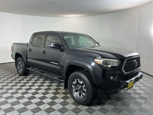 Used 2018 Toyota Tacoma TRD Off-Road image 3