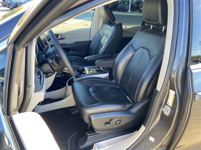 Used 2023 Chrysler Pacifica Touring-L FWD image 18