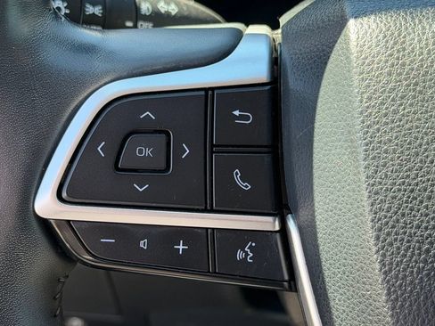 Used 2024 Toyota Highlander Limited FWD image 17