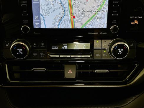 Used 2021 Toyota Highlander XLE AWD/4WD image 23