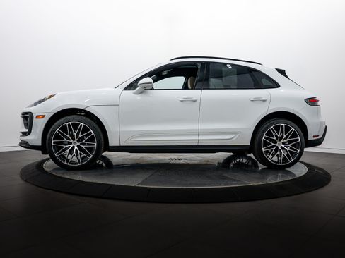 Certified 2023 Porsche Macan AWD/4WD image 2