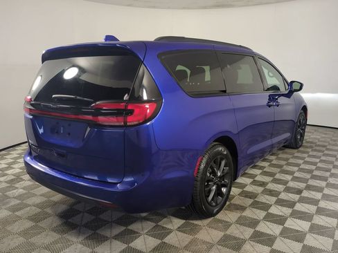 Used 2021 Chrysler Pacifica Touring-L w/ Uconnect Theater Family Group FWD image 5