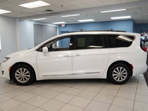 Used 2017 Chrysler Pacifica Touring-L image 2
