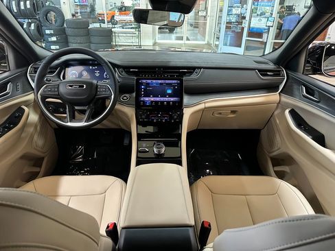 New 2025 Jeep Grand Cherokee Limited w/ Black Appearance Package image 13