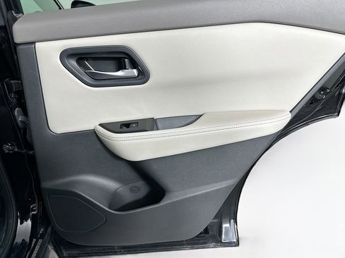 Used 2025 Nissan Rogue SV image 29