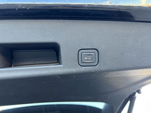 Used 2025 GMC Acadia Elevation image 8