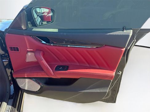 Used 2022 Maserati Quattroporte Trofeo image 10