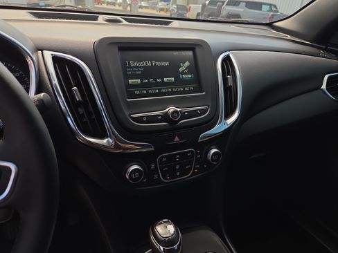 Used 2018 Chevrolet Equinox LT FWD image 19