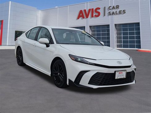 Used 2025 Toyota Camry SE image 9