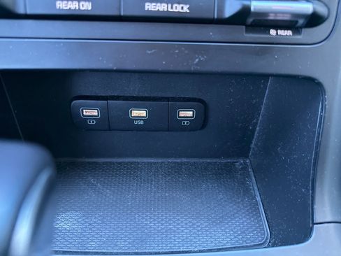 Used 2023 Kia Carnival LX image 27