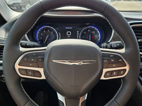 New 2026 Chrysler Pacifica Select image 20