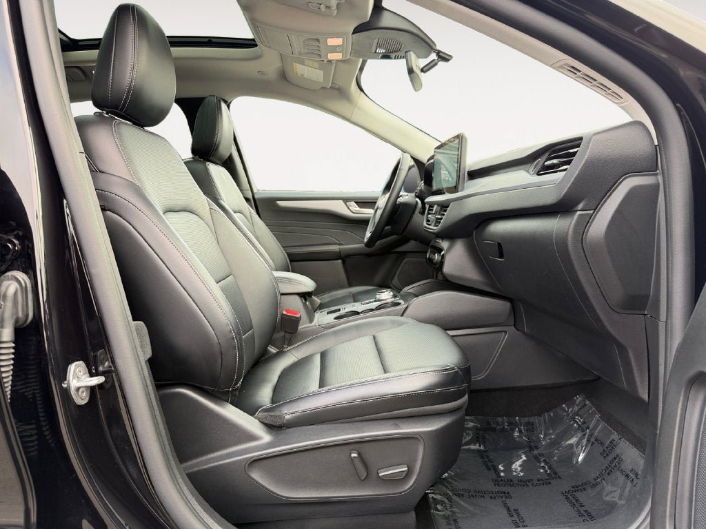 Used 2025 Ford Escape Platinum AWD/4WD image 24