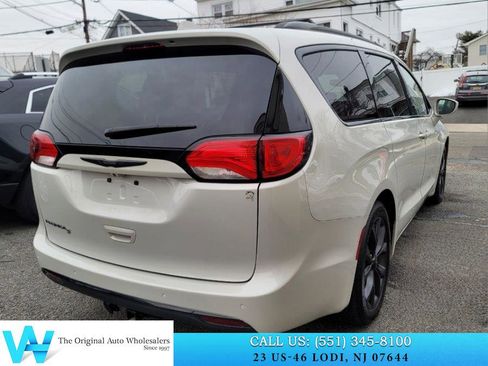 Used 2019 Chrysler Pacifica Touring-L w/ S Appearance Package image 6
