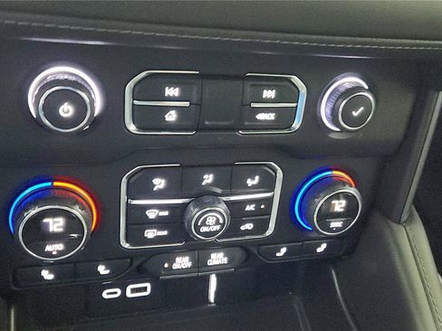 Used 2022 Chevrolet Suburban Z71 w/ Luxury Package image 42