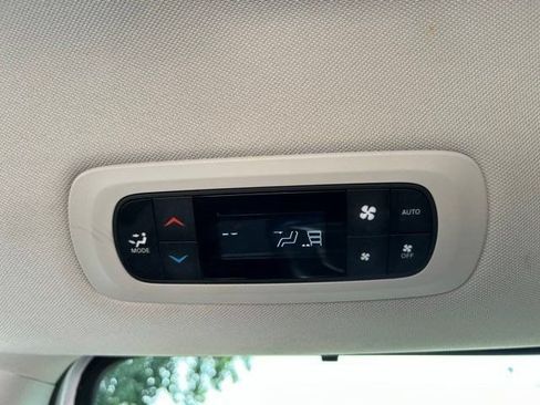 Used 2024 Chrysler Pacifica Touring-L FWD image 43