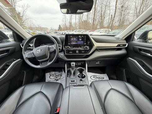 Used 2022 Toyota Highlander XLE image 2