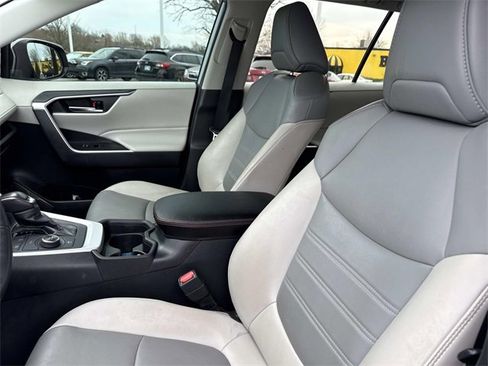 Used 2021 Toyota RAV4 XLE Premium image 16