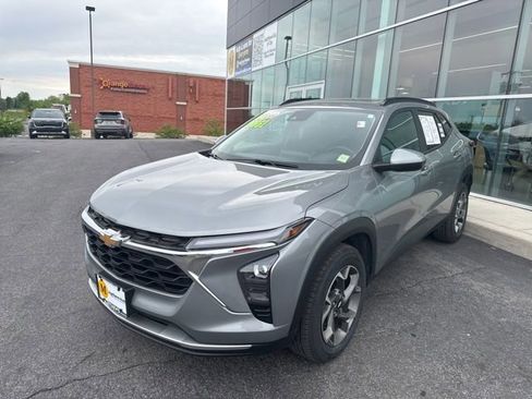 Used 2024 Chevrolet Trax LT w/ Sunroof Package FWD image 4