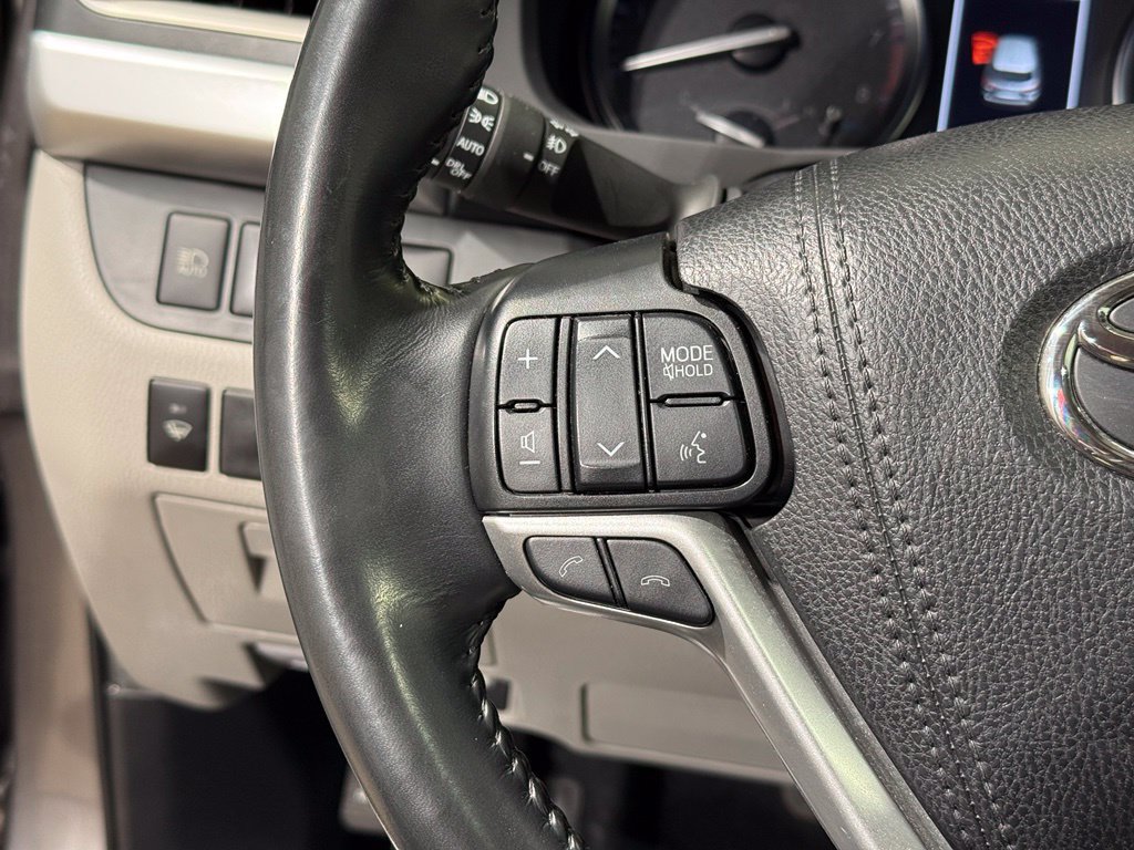 Certified 2019 Toyota Highlander XLE AWD/4WD image 25