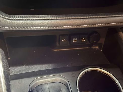 Used 2020 Toyota Highlander LE AWD/4WD image 35