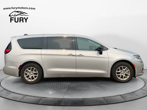 Used 2024 Chrysler Pacifica Touring-L FWD image 2