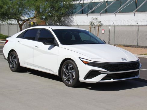 Used 2025 Hyundai Elantra Sport FWD image 3