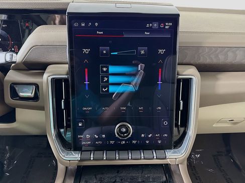 Used 2025 GMC Yukon Denali w/ Advanced Technology Package AWD/4WD image 15