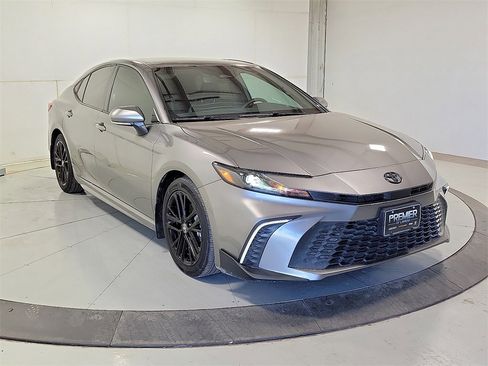 Used 2025 Toyota Camry SE image 1