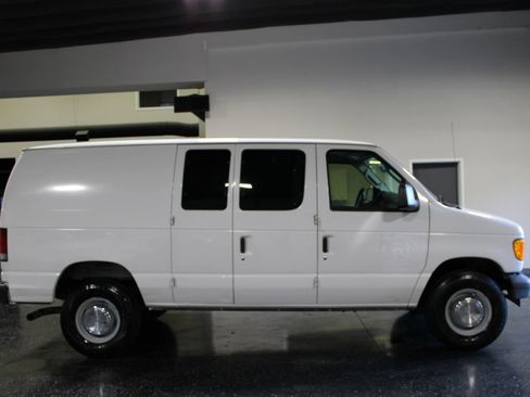 Used 2006 Ford E-350 and Econoline 350 Super Duty RWD image 2
