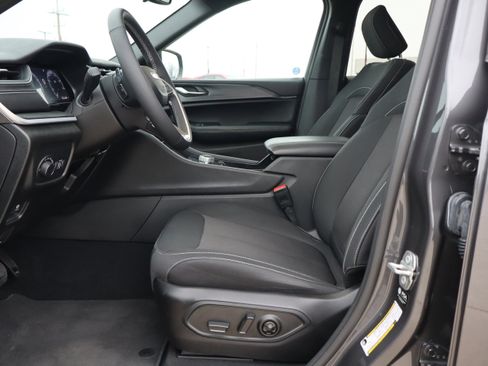 Used 2024 Jeep Grand Cherokee L Laredo w/ Luxury Tech Group I image 9